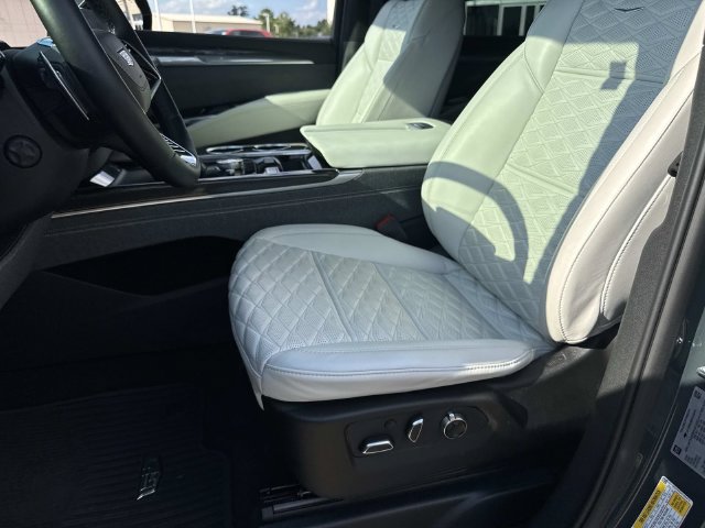 Used 2025 Cadillac Escalade ESV V AWD/4WD image 21