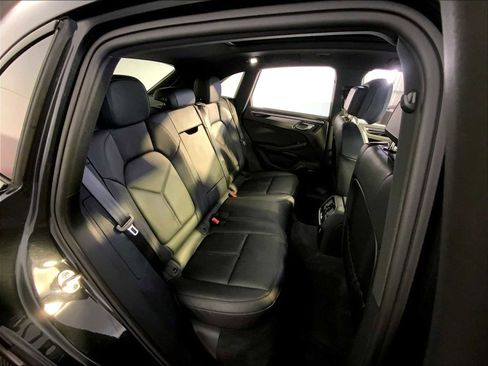 Certified 2025 Porsche Macan AWD/4WD image 23