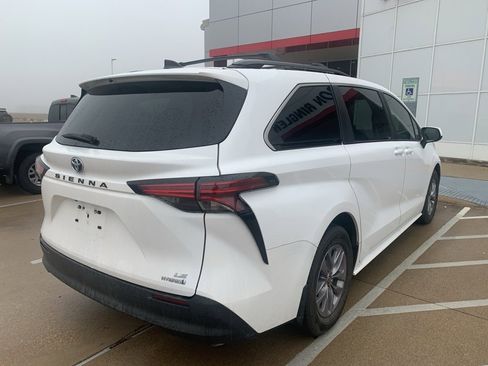 Used 2022 Toyota Sienna LE image 4