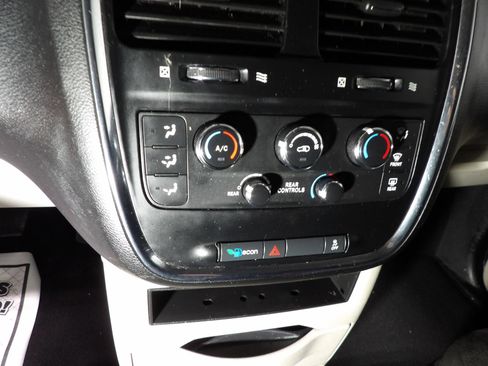 Used 2013 Dodge Grand Caravan SXT FWD image 17
