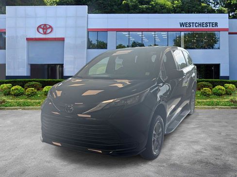 Used 2026 Toyota Sienna LE FWD image 4