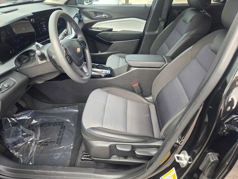 Used 2025 Chevrolet Trax LT FWD image 28