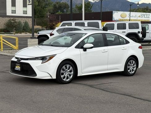 Used 2022 Toyota Corolla LE FWD image 3
