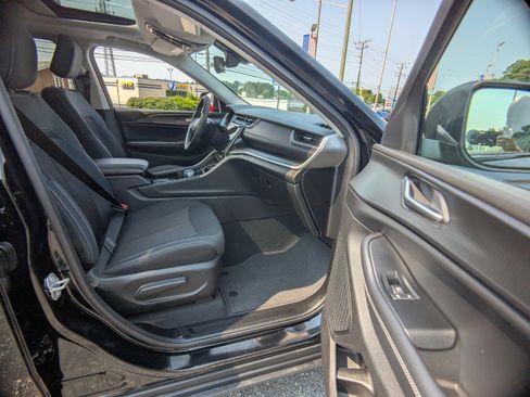 Used 2023 Jeep Grand Cherokee Laredo AWD/4WD image 12