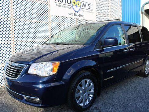 Used 2016 Chrysler Town & Country Touring w/ Driver Convenience Group image 2