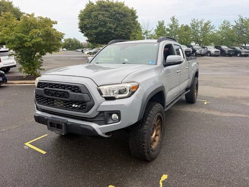 Used 2019 Toyota Tacoma TRD Off-Road AWD/4WD image 3