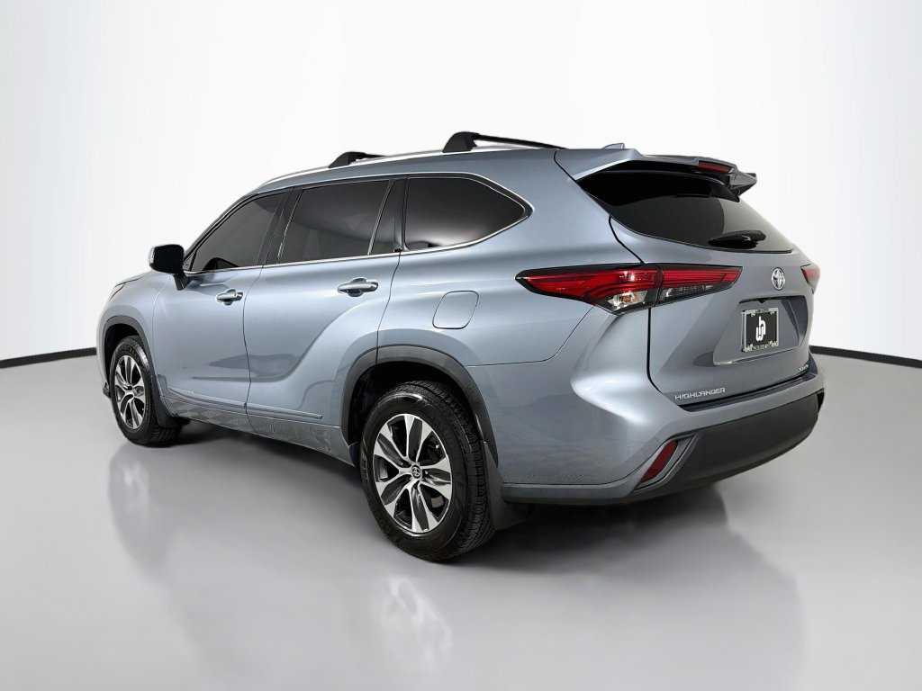 Used 2021 Toyota Highlander XLE AWD/4WD image 7