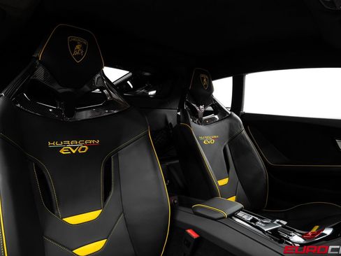 Used 2021 Lamborghini Huracan EVO RWD image 39