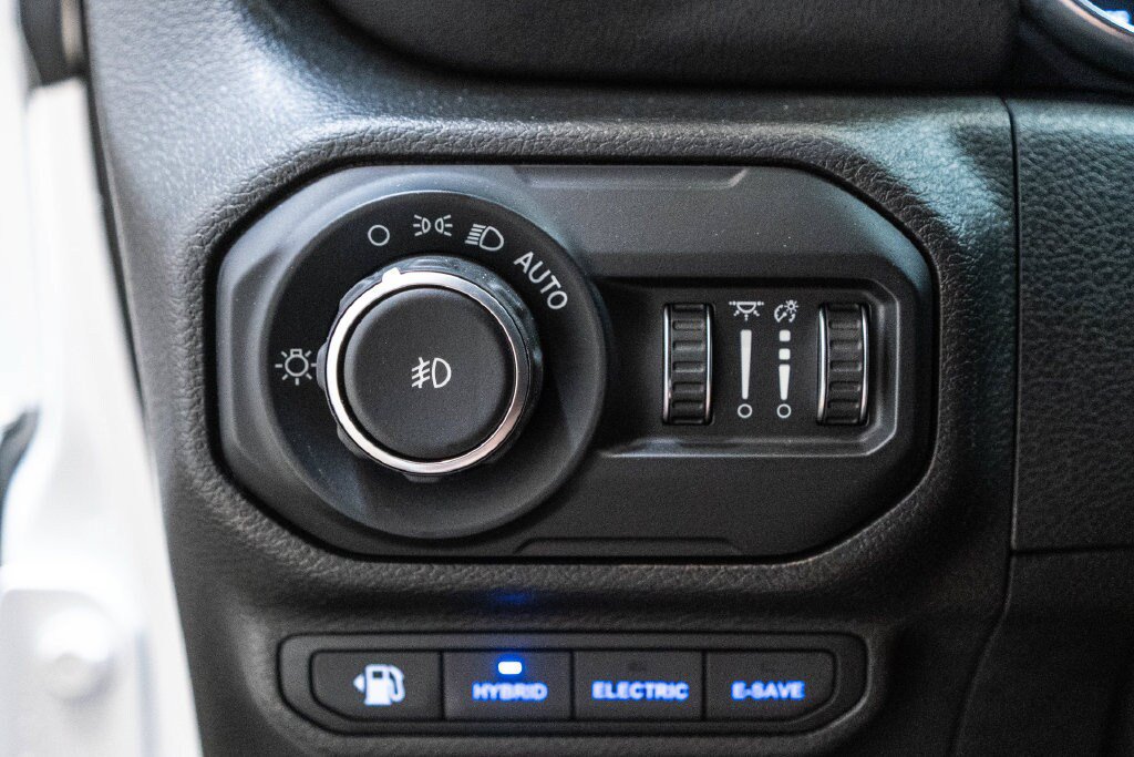 Used 2022 Jeep Wrangler Unlimited Sahara w/ Cold Weather Group AWD/4WD image 25