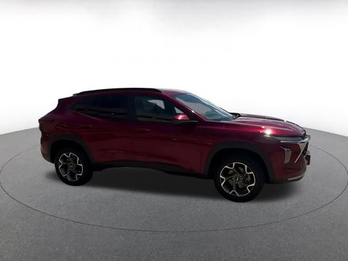 Used 2025 Chevrolet Trax LT FWD image 2