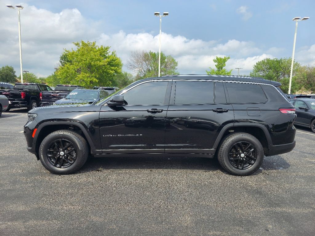 Used 2022 Jeep Grand Cherokee L Laredo w/ Luxury Tech Group I AWD/4WD image 11