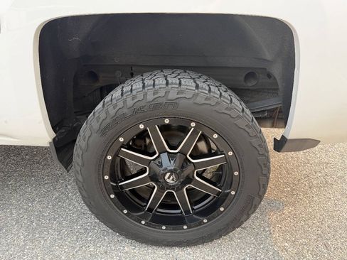 Used 2018 Chevrolet Silverado 1500 LT w/ LPO, Essentials Package AWD/4WD image 25