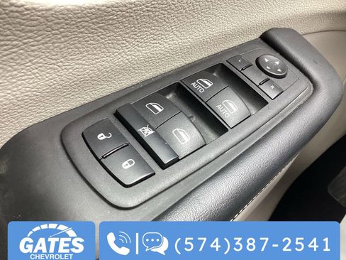 Used 2023 Chrysler Pacifica Touring-L FWD image 29