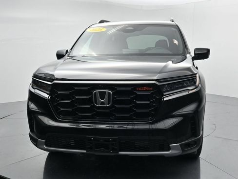 Used 2025 Honda Pilot TrailSport image 3