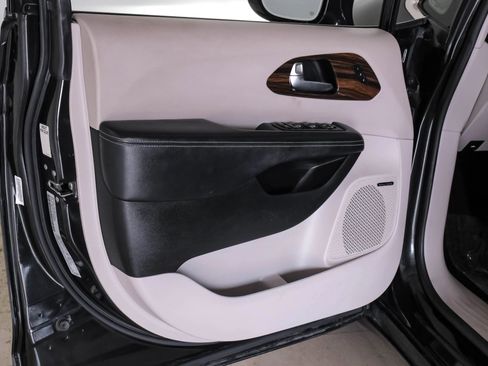 Used 2022 Chrysler Pacifica Limited FWD image 35