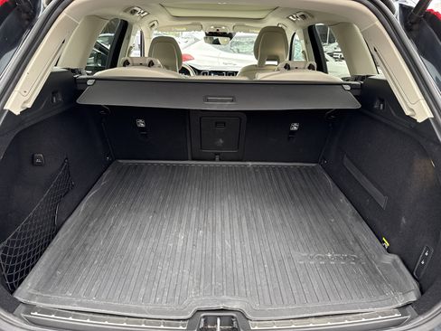 Used 2018 Volvo XC60 T6 Momentum w/ Convenience Package image 9