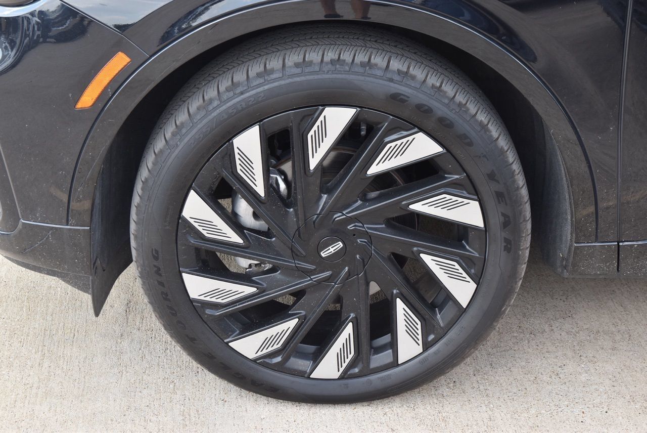 Certified 2025 Lincoln Nautilus Reserve w/ Jet Appearance Package AWD/4WD image 9