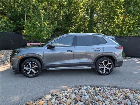 Certified 2025 Volkswagen Tiguan SE w/ Panoramic Sunroof Package AWD/4WD image 2