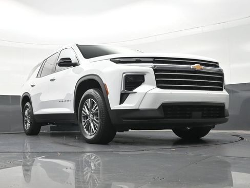 Used 2025 Chevrolet Traverse LT FWD image 31