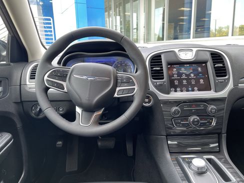 Used 2022 Chrysler 300 Touring image 17