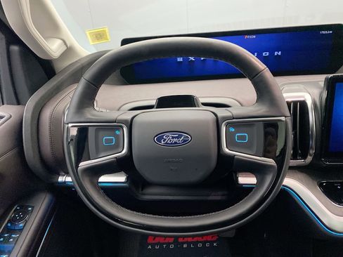 Used 2025 Ford Expedition Max Platinum w/ Platinum Ultimate Package AWD/4WD image 16