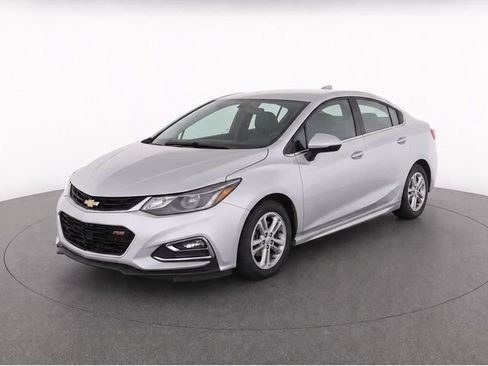 Used 2018 Chevrolet Cruze LT FWD image 2