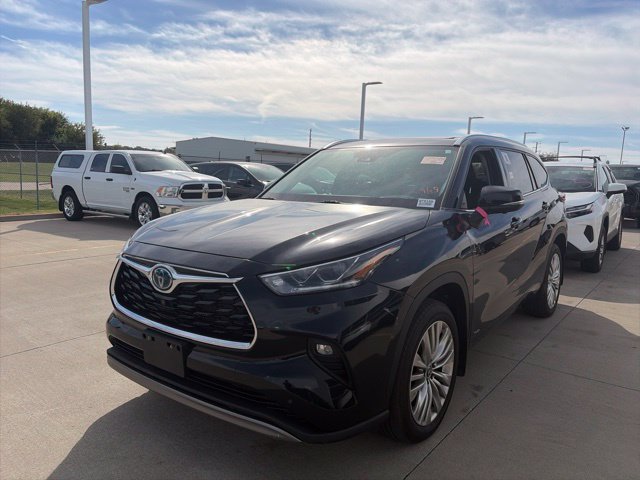 Used 2024 Toyota Highlander Limited AWD/4WD image 3
