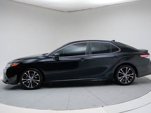 Used 2020 Toyota Camry SE image 2