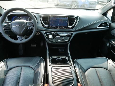 Used 2025 Chrysler Pacifica Limited FWD image 10