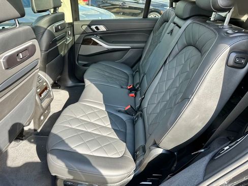 Used 2025 BMW X7 xDrive40i w/ Premium Package image 13