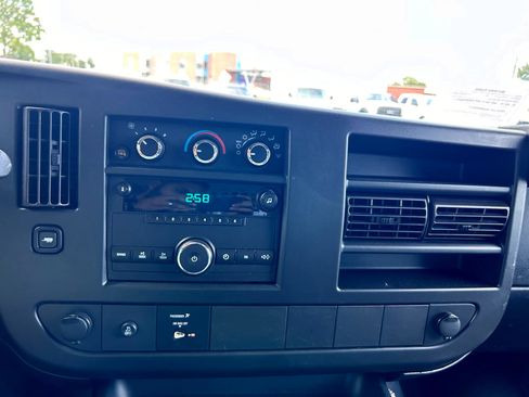 Used 2014 Chevrolet Express 3500 Extended image 18