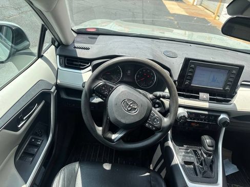 Used 2019 Toyota RAV4 XLE w/ Convenience Package FWD image 2