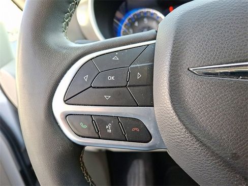 Used 2023 Chrysler Pacifica Touring-L image 21