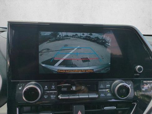 Used 2023 Toyota Highlander XLE FWD image 13
