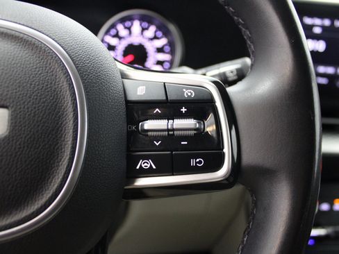 Used 2022 Kia Carnival LX image 32