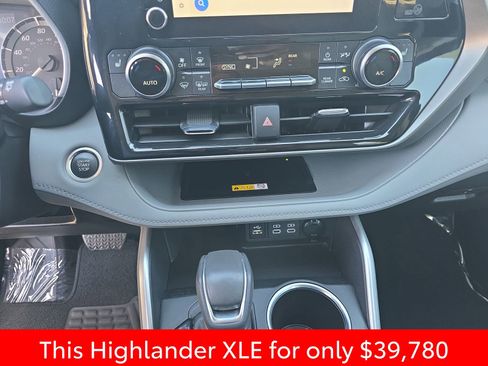 Used 2024 Toyota Highlander XLE AWD/4WD image 32