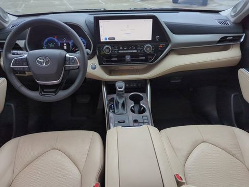 Used 2024 Toyota Highlander Limited image 21