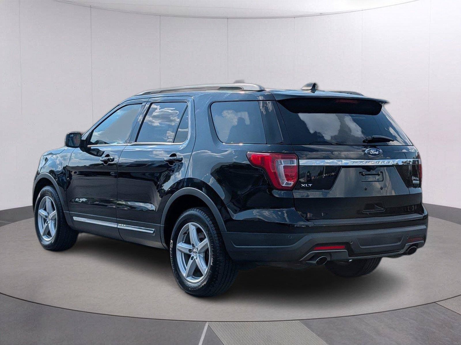 Used 2018 Ford Explorer XLT FWD image 3