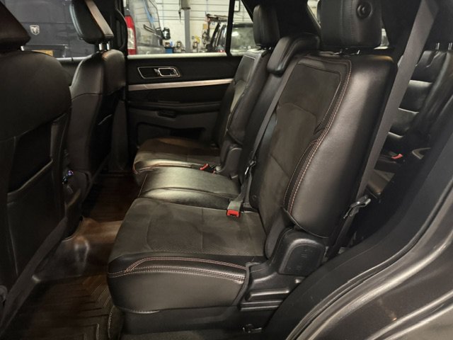 Used 2018 Ford Explorer XLT w/ XLT Appearance Package AWD/4WD image 31