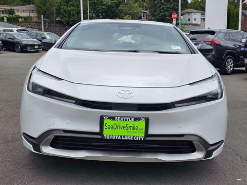 New 2026 Toyota Prius Plug-In Hybrid FWD image 2