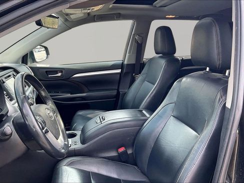 Used 2019 Toyota Highlander XLE AWD/4WD image 23