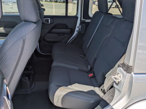 Used 2024 Jeep Wrangler Unlimited Sahara AWD/4WD image 12