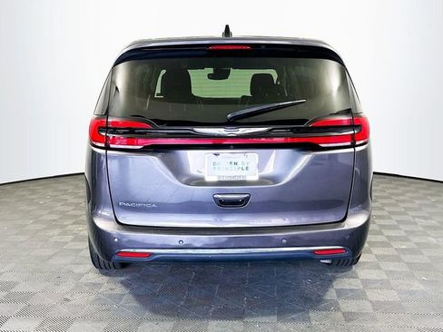 Used 2023 Chrysler Pacifica Touring-L FWD image 7