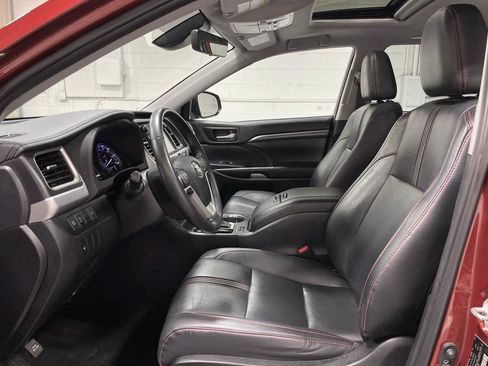 Used 2019 Toyota Highlander SE AWD/4WD image 9
