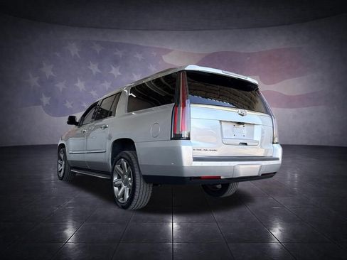 Used 2020 Cadillac Escalade ESV Luxury RWD image 3