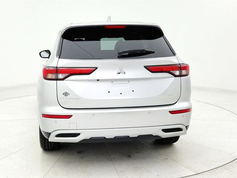 Used 2024 Mitsubishi Outlander FWD image 3