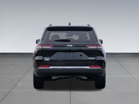 Used 2023 Jeep Grand Cherokee Laredo AWD/4WD image 5