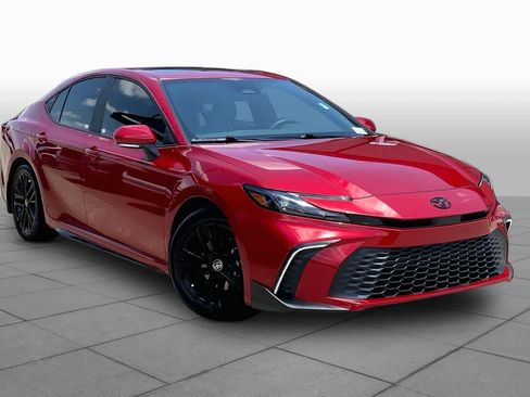 Used 2025 Toyota Camry SE w/ Convenience Package FWD image 3