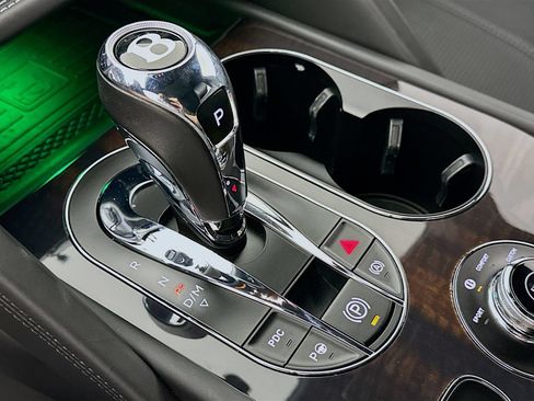 Used 2022 Bentley Bentayga AWD/4WD image 24