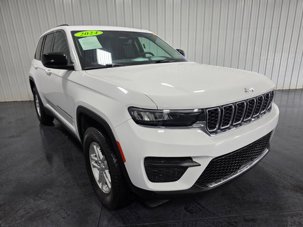 Used 2024 Jeep Grand Cherokee Laredo RWD image 2